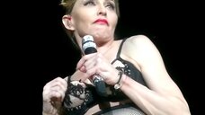 5. Мадонна оголила грудь на концерте 