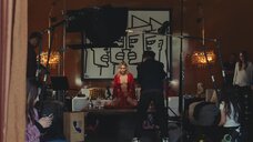 6. Эротичная Лили-Роуз Депп в халате на фотосессии – Кумир