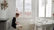 1. Аура Гарридо в туалете – Стокгольм