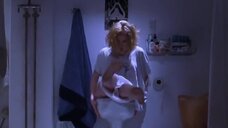 5. Кэтлин Робертсон в туалете – Роскошная жизнь (1999)