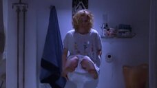 6. Кэтлин Робертсон в туалете – Роскошная жизнь (1999)