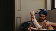 1. Лили-Роуз Мелоди Депп бреют ноги в ванне – Кумир