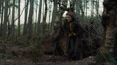 Мианна Бёринг писает в лесу