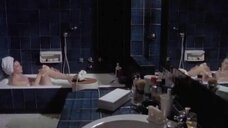 1. Обнажённая Эдвиж Фенек принимает ванну и разговаривает по телефону – Сорок градусов под простынёй