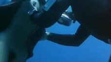 3. Полностью голая Паола Сенаторе под водой – Цветок с железными лепестками
