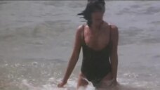 Глория Гвида и Лилли Карати в купальниках на море