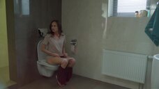 Лина Миримская писает в туалете
