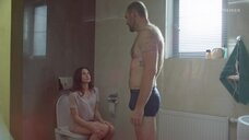 4. Лина Миримская писает в туалете – Иванько
