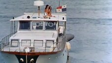 10. Розальба Нери и Эдвиж Фенек топлесс на яхте – Сенсация (1969)