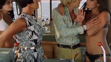 2. Розальба Нери и Эдвиж Фенек в купальниках на яхте – Сенсация (1969)