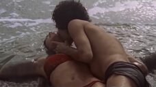 Надя Кассини в красном купальнике на море