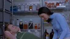 Анна Фэрис мастурбирует парню в холодильной камере
