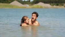 Мааор Зив мастурбирует парню в озере