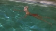 Глория Гвида плавает в бассейне