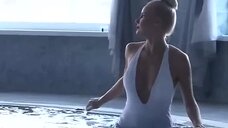 Секси Елена Летучая в бассейне