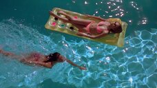 1. Кэти Стюарт и Сьюзэн Уорд в купальниках – Дикость 2