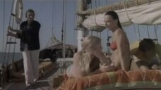 3. Ева Аулин и Марилу Толо в купальниках – Дублёр (1971)