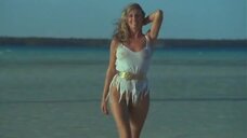 Эро сцена с Анной Марией Риццоли на пляже