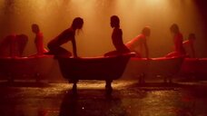 8. Сексуальный танец девушек в ваннах – Жизнь по вызову