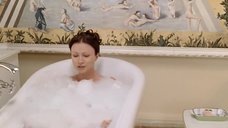 1. Мария Миронова принимает ванну – Снайпер: Оружие возмездия