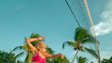4. Настасья Самбурская, Мария Кравченко и Наталья Рудова играют в волейбол на пляже – Женщины против мужчин