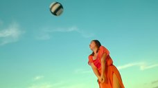 5. Настасья Самбурская, Мария Кравченко и Наталья Рудова играют в волейбол на пляже – Женщины против мужчин