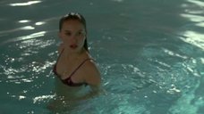 2. Натали Портман плавает в бассейне – Страна садов