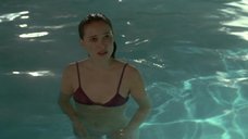 3. Натали Портман плавает в бассейне – Страна садов