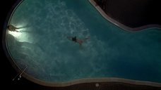 6. Натали Портман плавает в бассейне – Страна садов
