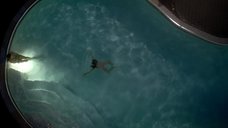 7. Натали Портман плавает в бассейне – Страна садов