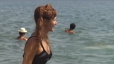 Екатерина Климова купается в море