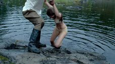 Женя Малахова купается в озере