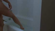 3. Робин Танни принимает ванну – Открытое окно