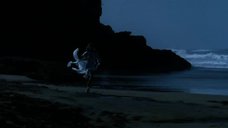 2. Ариель Домбаль в прозрачном платье бежит по берегу моря – Вам звонит Градива