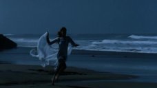 4. Ариель Домбаль в прозрачном платье бежит по берегу моря – Вам звонит Градива