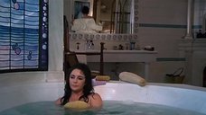 2. Элизабет Тейлор и Миа Фэрроу плескаются в ванной – Тайная церемония