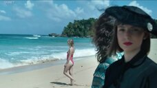 Амелия Ив в белье на пляже