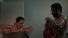 2. Джессика Браун-Финдли прикрывается полотенцем – Квартира на двоих