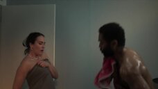 3. Джессика Браун-Финдли прикрывается полотенцем – Квартира на двоих