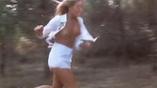 Глория Гвида светит голой грудью во время бега
