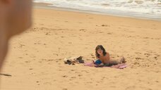 1. Чарли Фрейзер топлесс на пляже – Только не ты