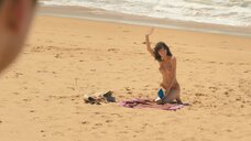 Чарли Фрейзер топлесс на пляже