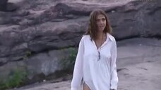 1. Анастасия Макарова в ночной рубашке на голое тело ныряет в воду – Ефросинья