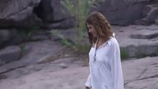 2. Анастасия Макарова в ночной рубашке на голое тело ныряет в воду – Ефросинья