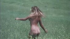 7. Абсолютно голая Глория Гвида бегает по полю – Послушница (1975)