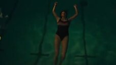 Шейлин Вудли плавает в бассейне