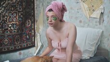 1. Секси Полина Гухман в ночнушке гладит кота – Котострофа