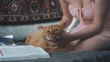 2. Секси Полина Гухман в ночнушке гладит кота – Котострофа