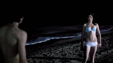 4. Ночное купание в море Клары Лаго и Йоханы Кобо – Песок в карманах
