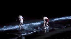6. Ночное купание в море Клары Лаго и Йоханы Кобо – Песок в карманах